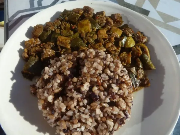 Courgette au gingembre, au curcuma, au miso et aux raisins