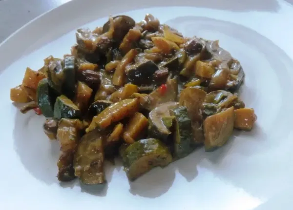 Curry de courgette à la pomme et aux raisins