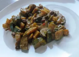 Curry de courgette à la pomme et aux raisins