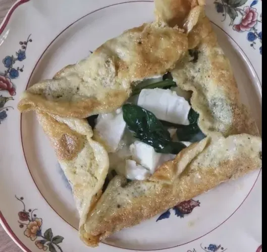 Omelette aux épinards et fromage frais, rapide et protéinée