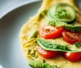 Omelette aux oeufs blancs avec avocat et tomates
