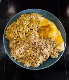 Plat rapide énergie : omelette quinoa haricots
