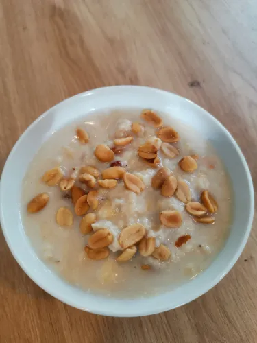 Porridge banane et cacahuète rapide pour petit-déjeuner ou collation