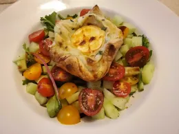 Salade de crudités et son feuilleté de chèvre