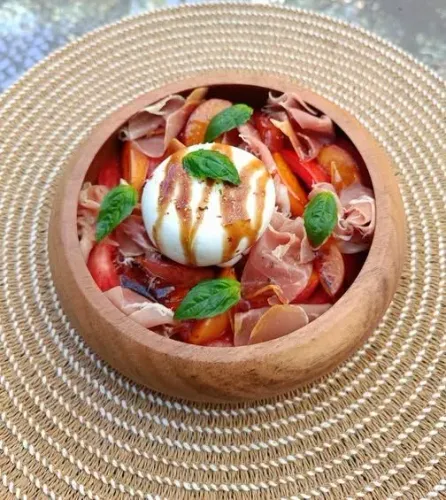 Salade pêche burrata