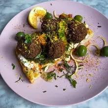 falafels accompagnés de jaune d'œuf séché