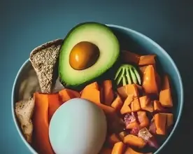 Bowl aux œufs, avocat et patates douces