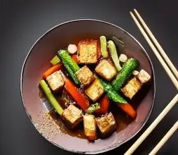 Poêlée de tofu aux légumes et sésame