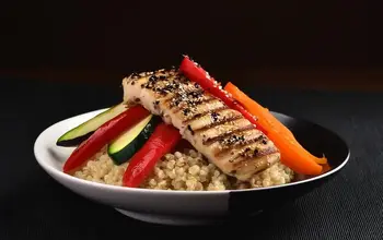 Poulet grillé avec quinoa et légumes