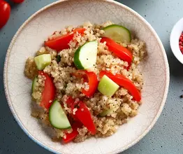 Salade de quinoa aux légumes et poulet