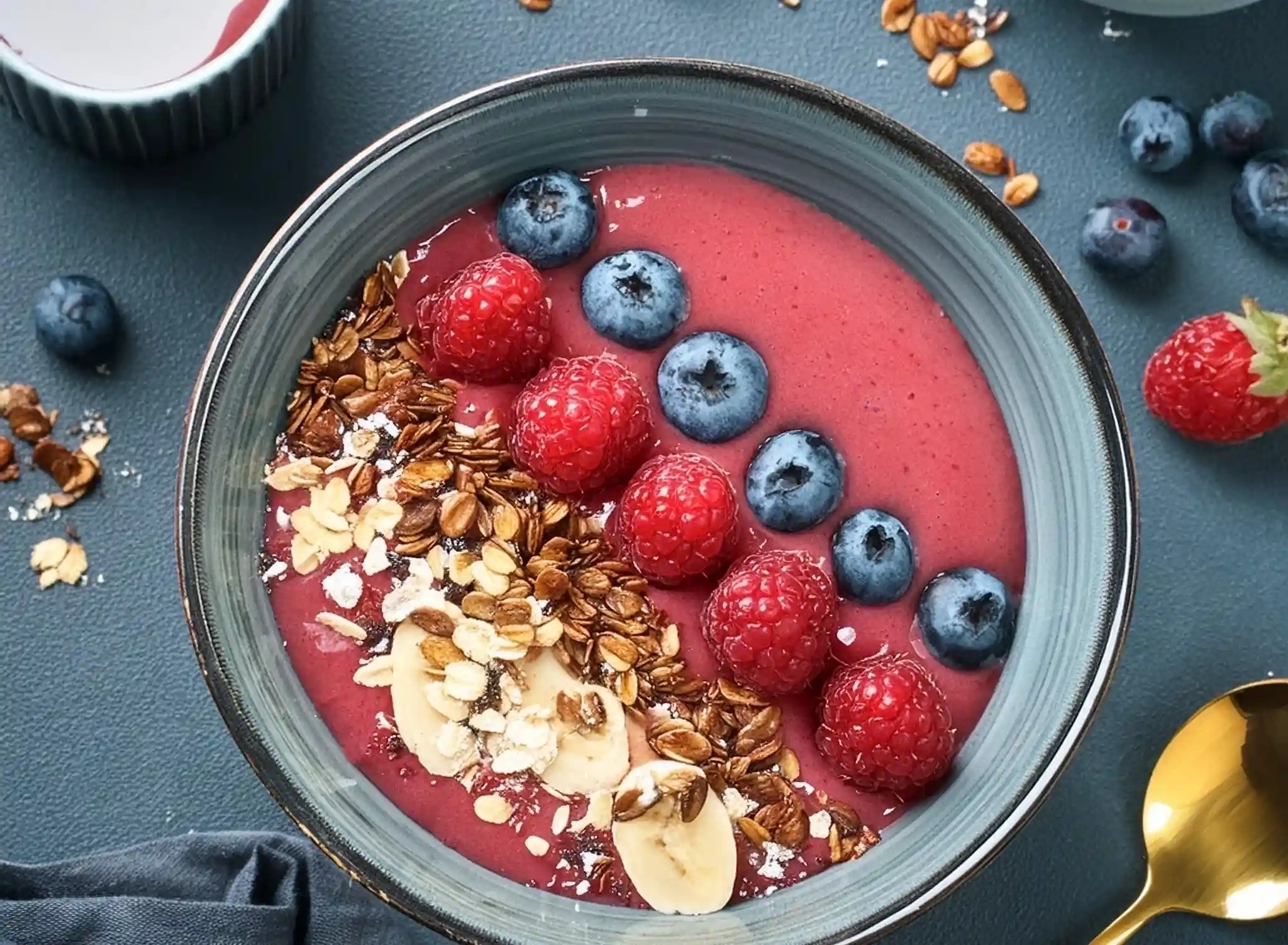 Photo de Smoothie bowl aux fruits rouges et granola