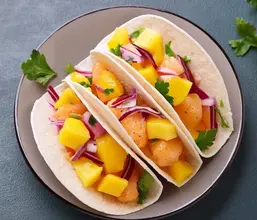 Tacos de poisson avec salsa de mangue